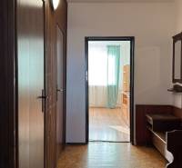 NA PRENÁJOM - 3izb.byt - Zvolenská ul. - Chodba s podlahou s dreveným dekorom, z pohľadu do izby v 3-izbovom byte.