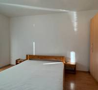 NA PRENÁJOM - 3izb.byt - Zvolenská ul. - Spálňa v 3-izbovom byte s manželskou posteľou, skriňou a podlahou s dreveným dekorom.