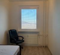 NA PRENÁJOM - 3izb.byt - Zvolenská ul. - Izba v 3-izbovom byte, posteľ, čierne kreslo, podlaha s dreveným dekorom.