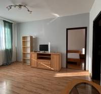NA PRENÁJOM - 3izb.byt - Zvolenská ul. - Obývacia izba v 3-izbovom byte s podlahou s dreveným dekorom a nábytkom.