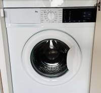 Na prenájom 1 i byt 47 m2 v Partizánskom na sídlisku Luhy 2 x balkón - Vstavaná práčka v 1-izbovom byte s podlahou s dreveným dekorom.