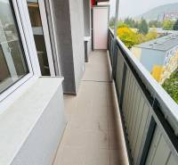 Na prenájom 1 i byt 47 m2 v Partizánskom na sídlisku Luhy 2 x balkón - Balkón pri 1-izbovom byte na Maléj okružnej v Partizánskom, výhľad na stromami.