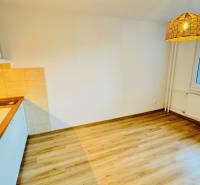 Na prenájom 1 i byt 47 m2 v Partizánskom na sídlisku Luhy 2 x balkón - Kuchyňa v 1-izbovom byte s podlahou s dreveným dekorom a výhľadom z okna.