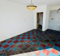 Na predaj 1 i VM byt 47 m2 – 2 x balkón - Partizánske – Luhy - Izba v 1-izbovom byte s farebnou kachľovou podlahou a závesným svietidlom.