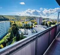 Na predaj 1 i VM byt 47 m2 – 2 x balkón - Partizánske – Luhy - Výhľad z balkóna v 1-izbovom byte na Nádražnej ulici v Partizánskom.