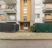 NOVOSTAVBA 2-IZB.BYT,ZÁHRADKA 26 m²,PARK.STÁTIE, MAHULANKA,PEZINOK - Vchod do budovy, s balkónmi, na ulici Mahulanka v Pezinku, vhodné pre 2-izbový byt.