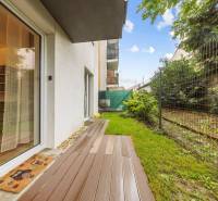 NOVOSTAVBA 2-IZB.BYT,ZÁHRADKA 26 m²,PARK.STÁTIE, MAHULANKA,PEZINOK - Exteriér 2-izbového bytu na Mahulanke v Pezinku s terasou a záhradou.