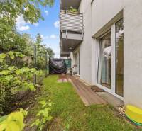 NOVOSTAVBA 2-IZB.BYT,ZÁHRADKA 26 m²,PARK.STÁTIE, MAHULANKA,PEZINOK - Exteriér 2-izbového bytu na Mahulanke v Pezinku s terasou a záhradkou.