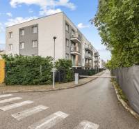 NOVOSTAVBA 2-IZB.BYT,ZÁHRADKA 26 m²,PARK.STÁTIE, MAHULANKA,PEZINOK - Ulica Mahulanka v Pezinku s bytovým domom, ideálnym pre 2-izbový byt.