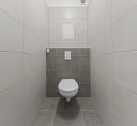 NOVOSTAVBA 2-IZB.BYT,ZÁHRADKA 26 m²,PARK.STÁTIE, MAHULANKA,PEZINOK - Toaleta s obkladmi v 2-izbovom byte, jednoduchý dizajn a neutrálne farby.