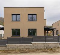 5i RD pod lesom v Hainburgu, 155m2, A/C, 2x parking, TOP1 - Rodinný dom na ulici Weingartenweg v Hainburg an der Donau s výhľadom na kopec.