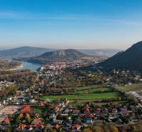 5i RD pod lesom v Hainburgu, 155m2, A/C, 2x parking, TOP1 - Letecký pohľad na Hainburg an der Donau s riekou Dunaj a okolitou krajinou.