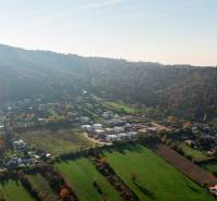 5i RD pod lesom v Hainburgu, 155m2, A/C, 2x parking, TOP1 - Letecký pohľad na okolie s rodinnými domami v Hainburgu an der Donau, Weingartenweg.