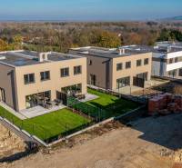 5i RD pod lesom v Hainburgu, 155m2, A/C, 2x parking, TOP1 - Rodinné domy na ulici Weingartenweg v Hainburg an der Donau obklopené prírodou.