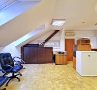 Prenájom, kancelársky priestor Bratislava Staré Mest... - Kancelárie s podlahou s dreveným dekorom, kancelárskymi stoličkami a nábytkom.