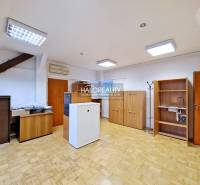 Prenájom, kancelársky priestor Bratislava Staré Mest... - Kancelárie s podlahou s dreveným dekorom, dreveným nábytkom a klimatizáciou.