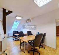 Prenájom, kancelársky priestor Bratislava Staré Mest... - Kancelárie s podlahou s dreveným dekorom a nábytkom v útulnom priestore.