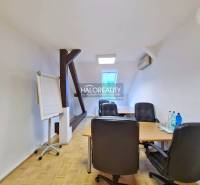 Prenájom, kancelársky priestor Bratislava Staré Mest... - Kancelárie s podlahou s dreveným dekorom, stôl, stoličky, flipchart, voda na stole.