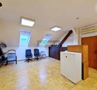 Prenájom, kancelársky priestor Bratislava Staré Mest... - Kancelárie s podlahou s dreveným dekorom, kreslami a oknami v podkrovnej miestnosti.