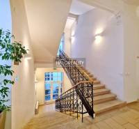 Prenájom, kancelársky priestor Bratislava Staré Mest... - Svetlé schodisko s ozdobným zábradlím, vedúce do kancelárií.