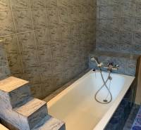 2-izb. byt, Tylova ul., Nové Mesto, tehlový dom - Kúpeľňa v 2-izbovom byte s vaňou a obkladom z mramorových kachličiek.