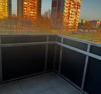 ZARIADENÁ NOVOSTAVBA 1, 5 izb. bytu- DUBOVÝ VŔŠOK - Balkón 2-izbového bytu na Okružnej ulici v Pezinku s výhľadom na okolité paneláky.