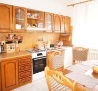 Rodinný dom v obci Čilížska Radváň s veľkým pozemkom - Kuchyňa s dreveným nábytkom, plynový sporák, jedálenský stôl, vhodné pre rodinný dom.