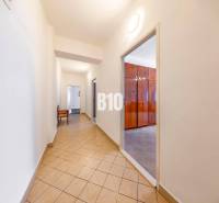 KRÍŽNA: VEĽKORYSÝ 4-IZBOVÝ BYT S RETRO ŠARMOM BLÍZKO CENTRA - Chodba s dlažbou a vstupom do miestnosti v 4-izbovom byte.