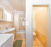 KRÍŽNA: VEĽKORYSÝ 4-IZBOVÝ BYT S RETRO ŠARMOM BLÍZKO CENTRA - Kúpelňa v 4-izbovom byte s vaňou, skrinkami a toaletou, ladená v svetlých farbách.