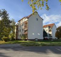 Novinka: Moderný  4-izb. mezonetový byt s balkónom a terasou. Muškát - Bytový dom na Pekníkovej ulici v Pezinku obklopený stromami, vhodný pre 4-izbový byt.