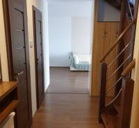 Novinka: Moderný  4-izb. mezonetový byt s balkónom a terasou. Muškát - Interiér 4-izbového bytu s podlahou s dreveným dekorom a schodiskom.