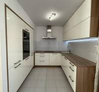 Novinka: Moderný  4-izb. mezonetový byt s balkónom a terasou. Muškát - Kuchyňa v 4-izbovom byte so svetlými skrinkami a dlažbou na podlahe.
