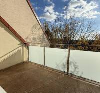 Novinka: Moderný  4-izb. mezonetový byt s balkónom a terasou. Muškát - Balkón 4-izbového bytu na Pekníkovej ulici v Pezinku s výhľadom na koruny stromov.