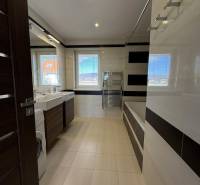 Novinka: Moderný  4-izb. mezonetový byt s balkónom a terasou. Muškát - Kúpeľňa v 4-izbovom byte s vaňou, umývadlami a práčkou.