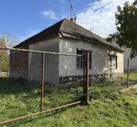 Novinka: Ponuka pre investorov: 4 stavebné pozemky s úz.rozhodnutím. - Rodinný dom v Budmericiach obklopený zeleňou, ideálny pre pozemky - bývanie.