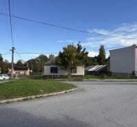 Novinka: Ponuka pre investorov: 4 stavebné pozemky s úz.rozhodnutím. - Domy a cesty v oblasti Budmerice, vhodné pre rozvoj bývania a stavbu pozemkov.