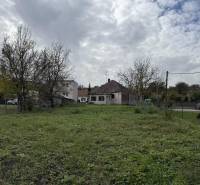 Novinka: Ponuka pre investorov: 4 stavebné pozemky s úz.rozhodnutím. - Pozemky - bývanie v Budmericiach, tráva a stromy v obytnej štvrti.