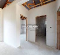 Predaj, rodinný dom Bellova Ves - NOVOSTAVBA - EXKLU... - Interiér rodinného domu s neomietnutými stenami a viditeľnou strešnou konštrukciou.