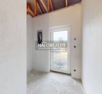 Predaj, rodinný dom Bellova Ves - NOVOSTAVBA - EXKLU... - Jasná miestnosť v Rodinnom dome s betónovou podlahou a sklenenými dverami.