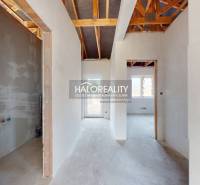 Predaj, rodinný dom Bellova Ves - NOVOSTAVBA - EXKLU... - Interiér rodinného domu s pohľadom na prechodové chodby a odkrytú strešnú konštrukciu.