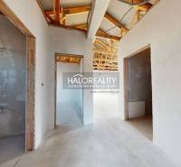 Predaj, rodinný dom Bellova Ves - NOVOSTAVBA - EXKLU... - Nedostavaný interiér rodinného domu s drevenou konštrukciou strechy a otvorenými miestnosťami.