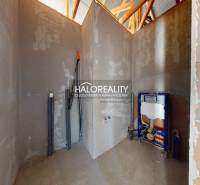 Predaj, rodinný dom Bellova Ves - NOVOSTAVBA - EXKLU... - Nezariadená miestnosť na stavbu v rodinnom dome, s viditeľnými inštaláciami.