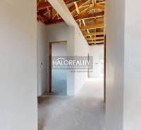 Predaj, rodinný dom Bellova Ves - NOVOSTAVBA - EXKLU... - Interiér rodinného domu so strešnou konštrukciou a bielymi omietnutými stenami.