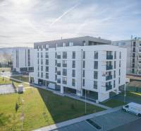 EXKLUZÍVNA PONUKA: Novostavba 3-izb. bytu v projekte Nové Nábrežie - Bytový komplex v meste Poprad s tromi poschodiami a vonkajším parkovaním.