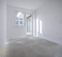 EXKLUZÍVNA PONUKA: Novostavba 3-izb. bytu v projekte Nové Nábrežie - Svetlá izba s bielymi stenami a veľkými oknami v 3-izbovom byte.