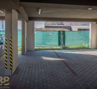 EXKLUZÍVNA PONUKA: Novostavba 3-izb. bytu v projekte Nové Nábrežie - Garážové státie pre 3-izbový byt v Poprade s vydláždenou podlahou a nájazdom.