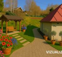 HD reality, predaj rodinný dom Štiavnické Bane - Rodinný dom v Štiavnických Baniach s drevenou lavičkou, kvetmi a zelenými kríkmi v záhrade.