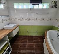 HD reality, predaj rodinný dom Štiavnické Bane - Kúpeľňa v Rodinnom dome s podlahou s dreveným dekorom, umývadlom a vaňou.