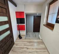 HD reality, predaj rodinný dom Štiavnické Bane - Interiér rodinného domu s podlahou s dreveným dekorom a moderným svetlom.