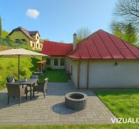 HD reality, predaj rodinný dom Štiavnické Bane - Rodinný dom v Štiavnických Baniach s terasou, posedením a zeleňou na ulici Štiavnické Bane.